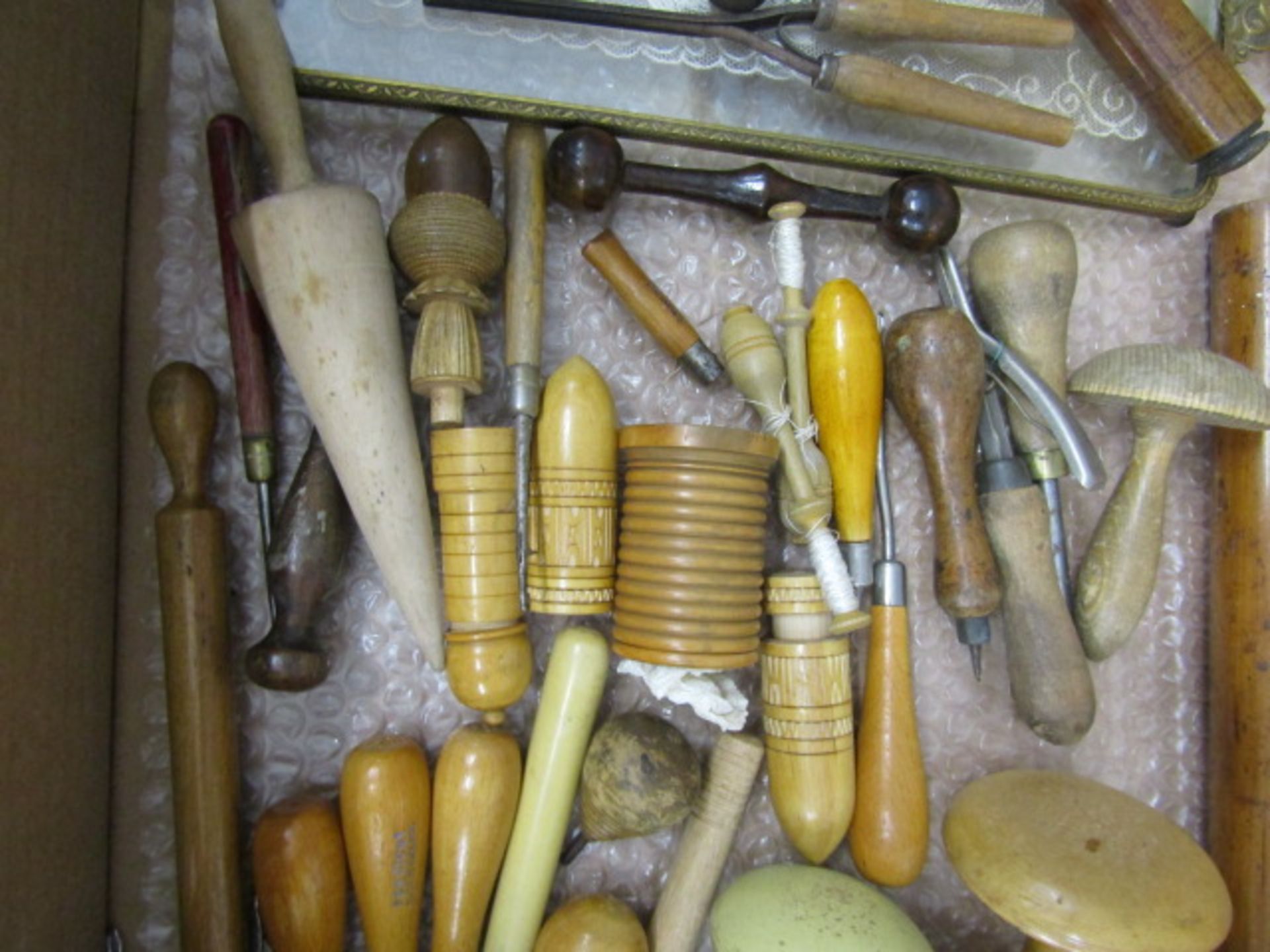 Darning mushrooms, rug looms and various sewing implements - Image 3 of 9