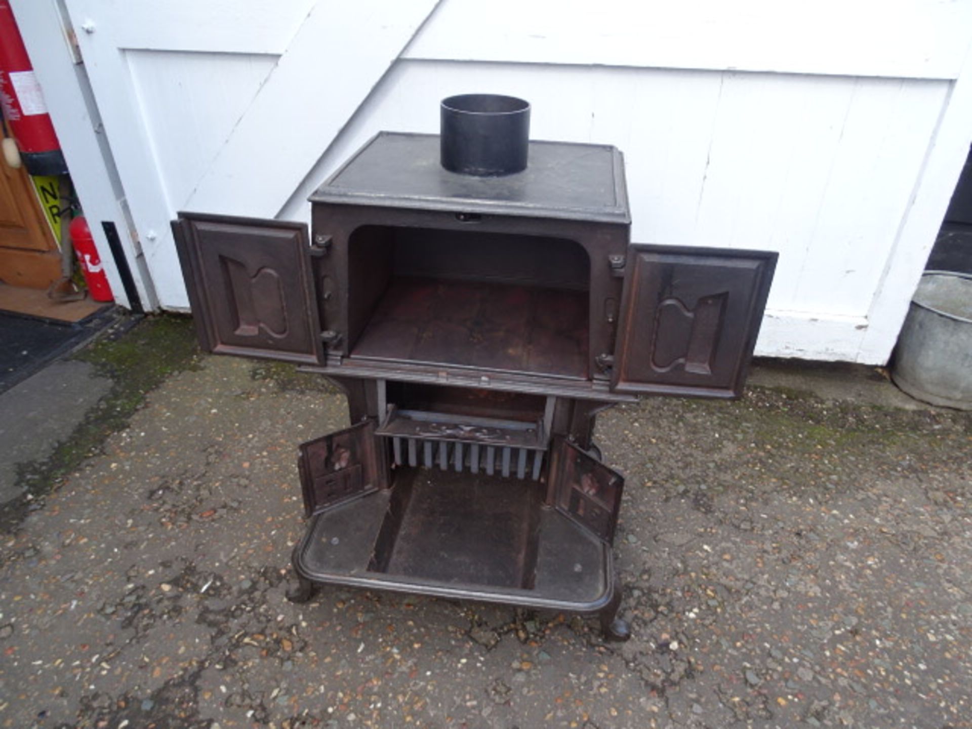 The Wee Ben tailors cast iron laundry stove with ornate door decorations incl two tailor goose irons - Image 10 of 10