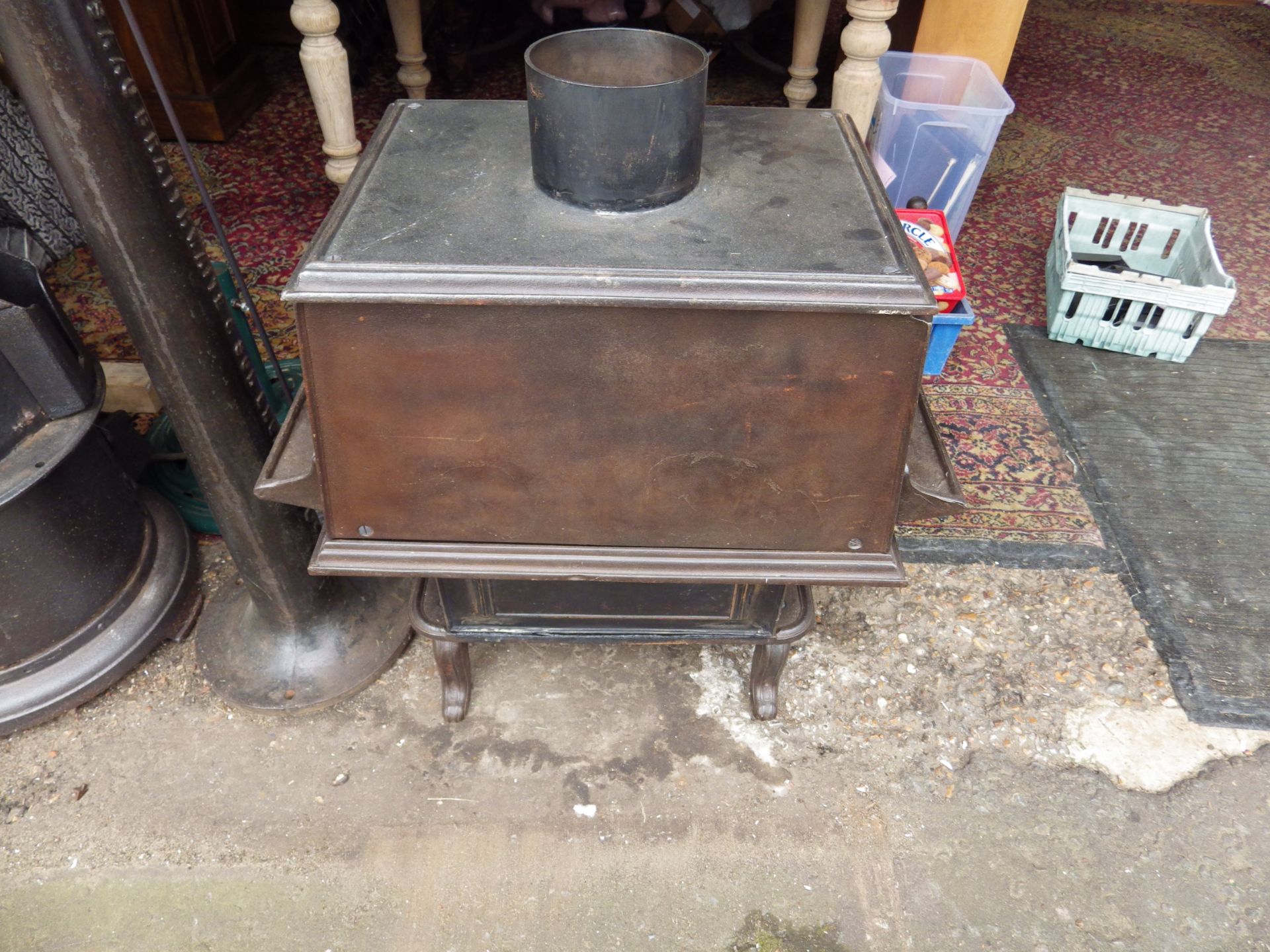 The Wee Ben tailors cast iron laundry stove with ornate door decorations incl two tailor goose irons - Image 2 of 10