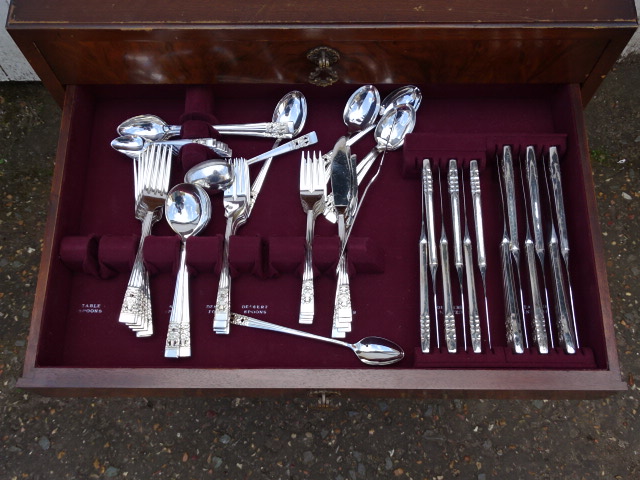 3 Drawer cutlery canteen on legs containing Oneida cutlery - Image 6 of 7