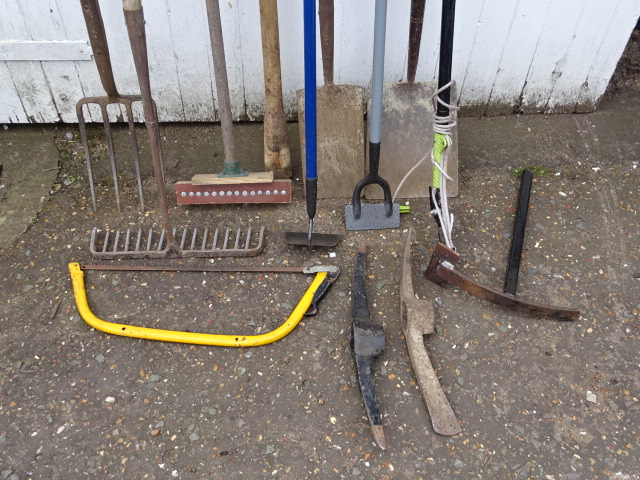 Garden tools to include hoes and fork etc - Image 2 of 2