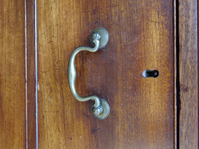 Mahogany linen press/cupboard with brass handles (needs some restoration, beading missing around - Image 3 of 13