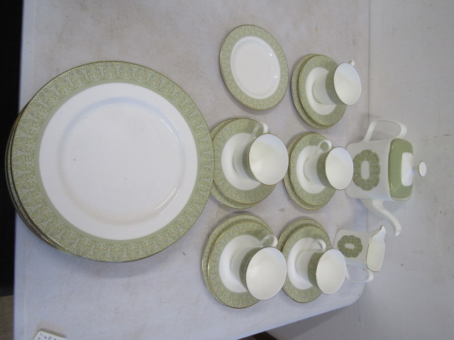 Royal Doulton 'Sonnet' part tea set- 6 dinner plates, 6 saucers, 5 cups, milk jug and sugar bowl