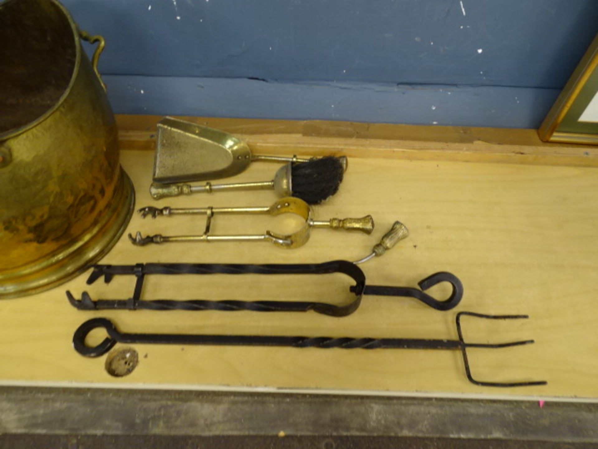 Brass coal scuttle and utensils - Image 2 of 3
