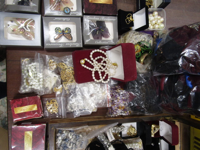 Costume jewellery collection with display case and jewellery bags plus a Strattons compact - Image 3 of 9