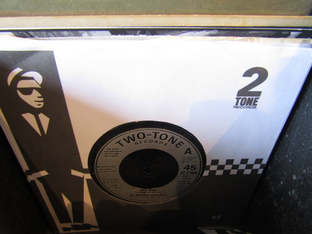 A collection of single 45's to inc Ska, Rock etc  many not in original sleeves - Image 6 of 48