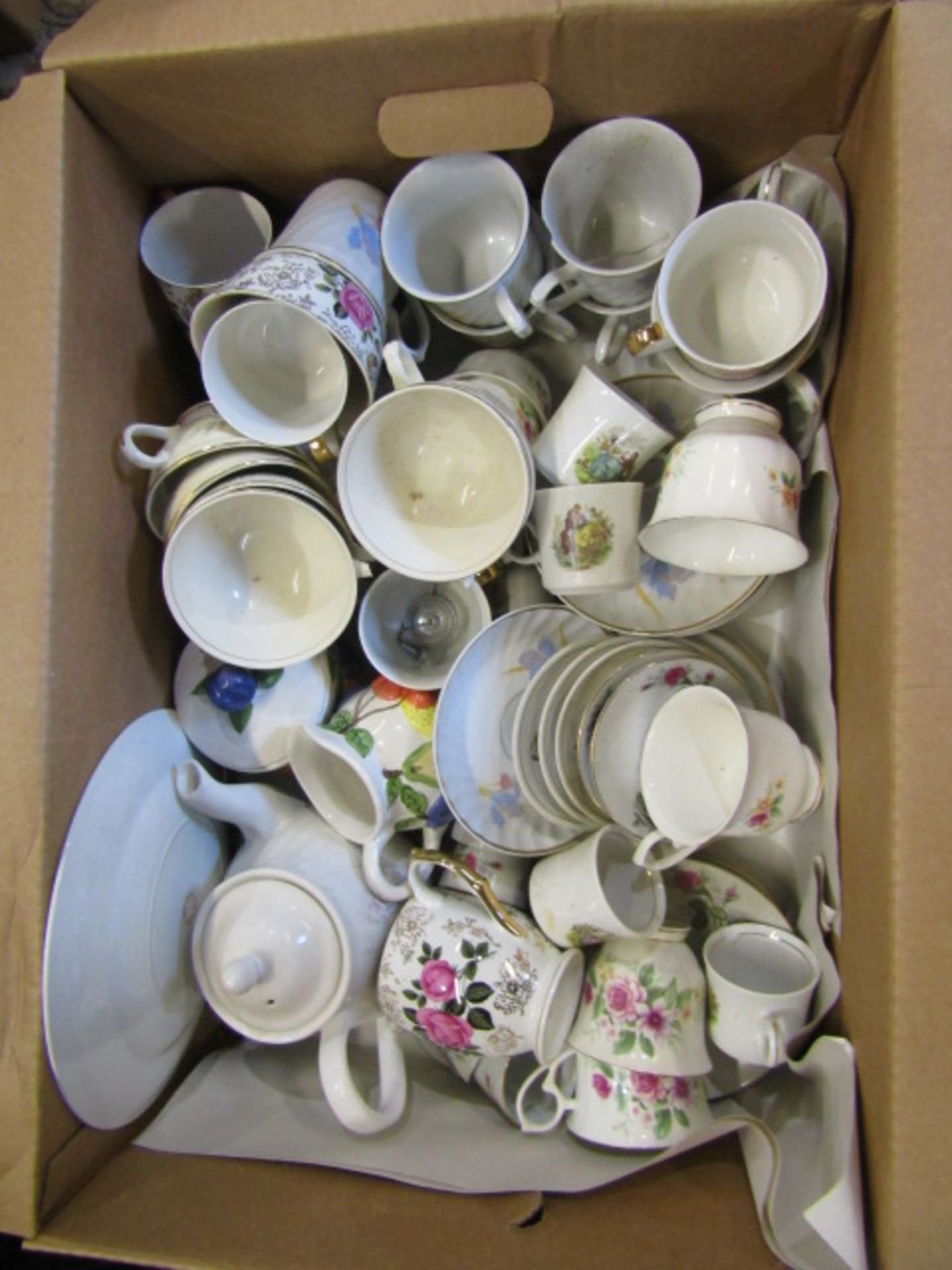 A stillage of china, glass and sundry items Stillage not included and all items must be removed - Image 2 of 15