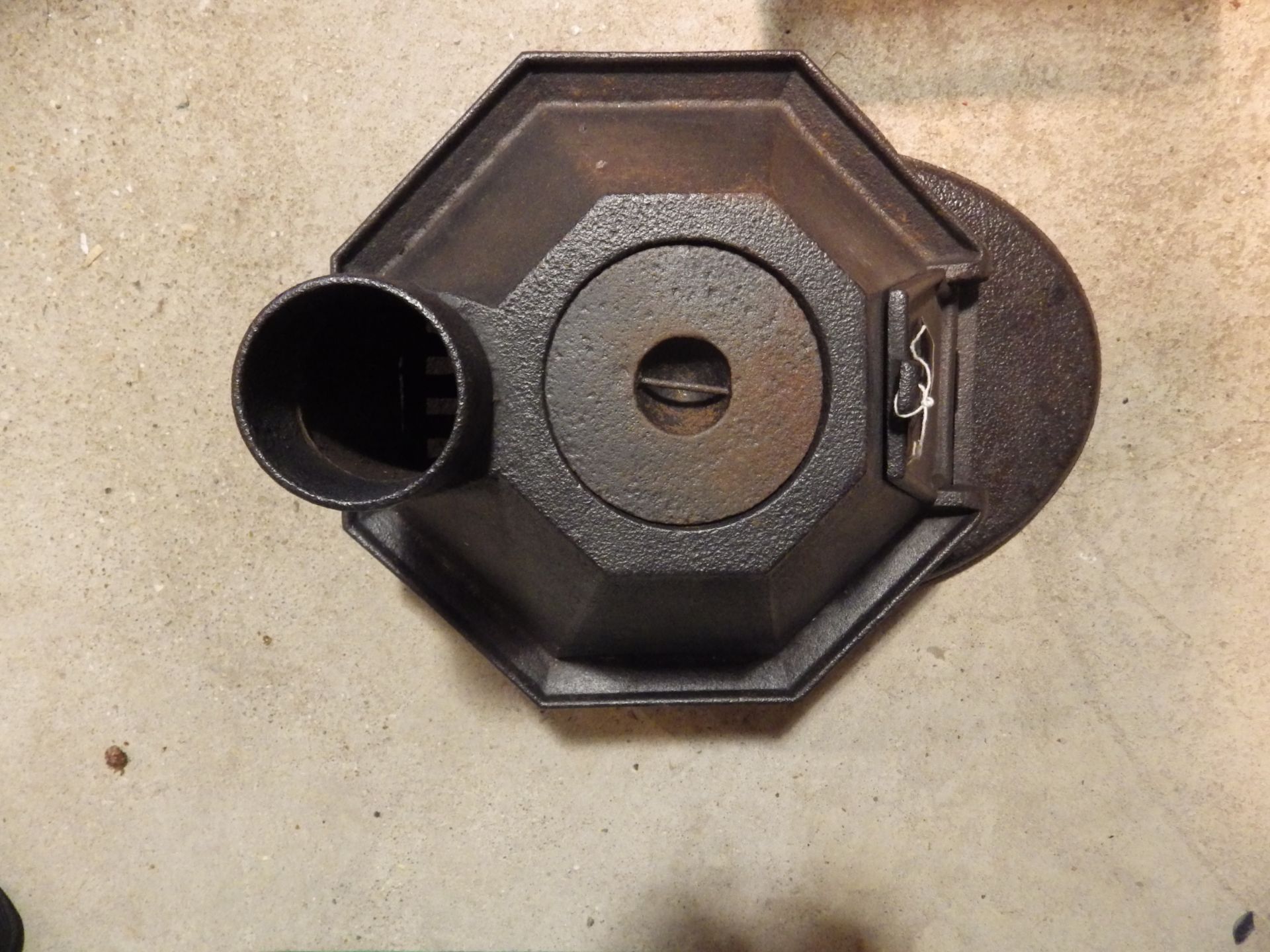 "Tortoise" cast iron stove - octagon shape stove with 6 iron rests, clue chimney and hinged door - Image 3 of 4