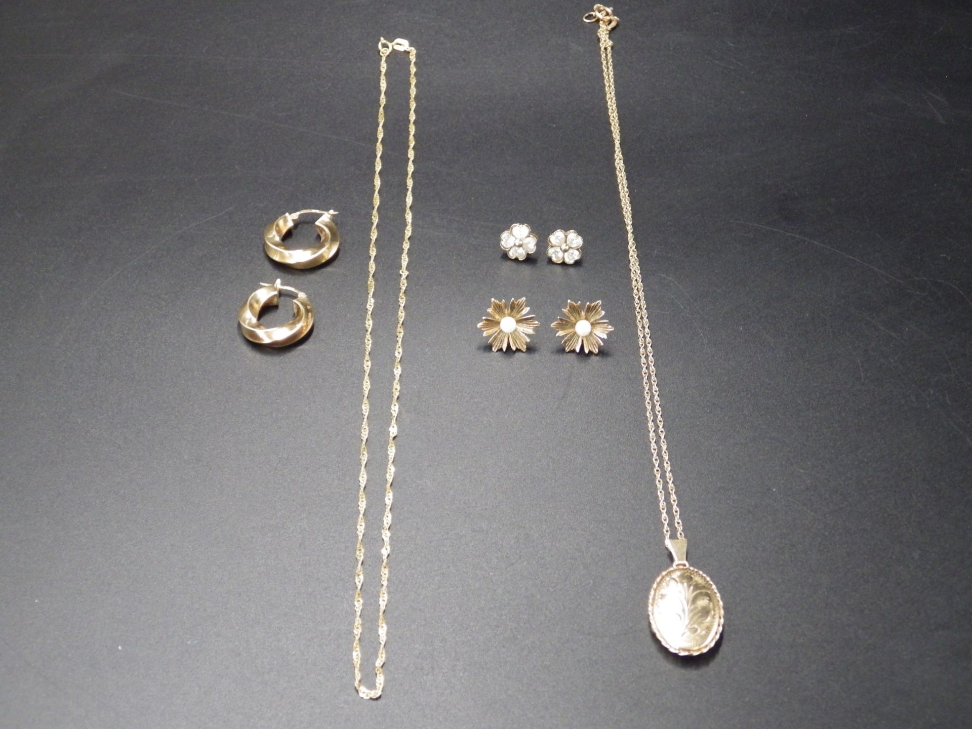 9ct gold lot to include an Italian gold chain and hoop earings, plus two other pairs of earings, and - Image 2 of 3