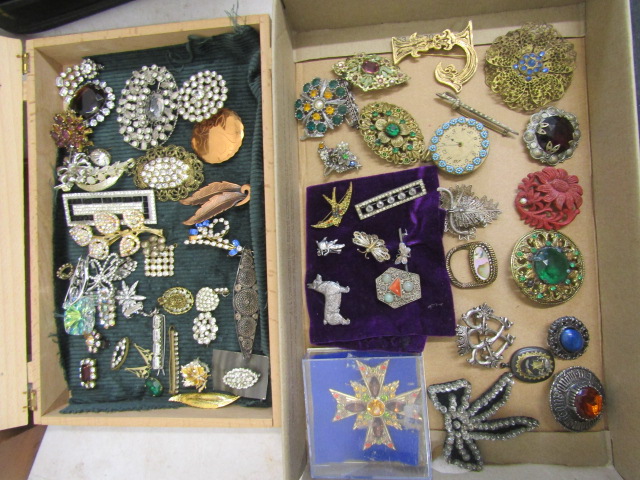 Collection brooches