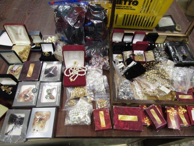 Costume jewellery collection with display case and jewellery bags plus a Strattons compact