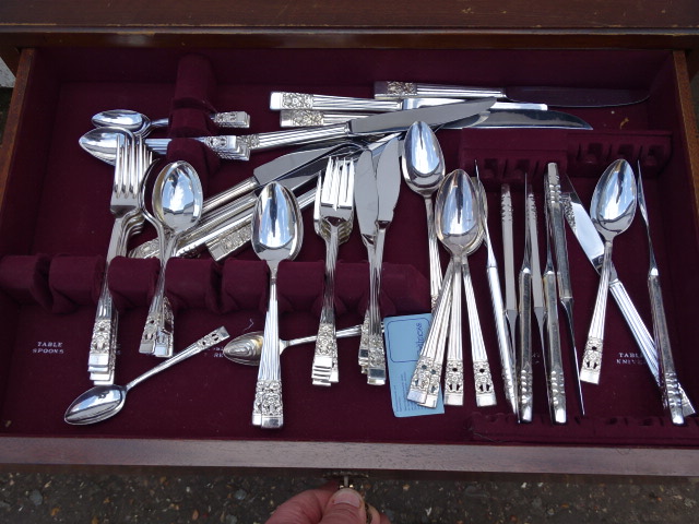 3 Drawer cutlery canteen on legs containing Oneida cutlery - Image 5 of 7