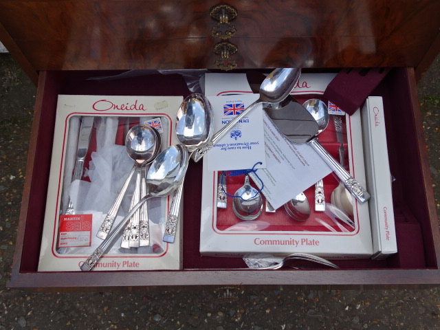 3 Drawer cutlery canteen on legs containing Oneida cutlery - Image 7 of 7