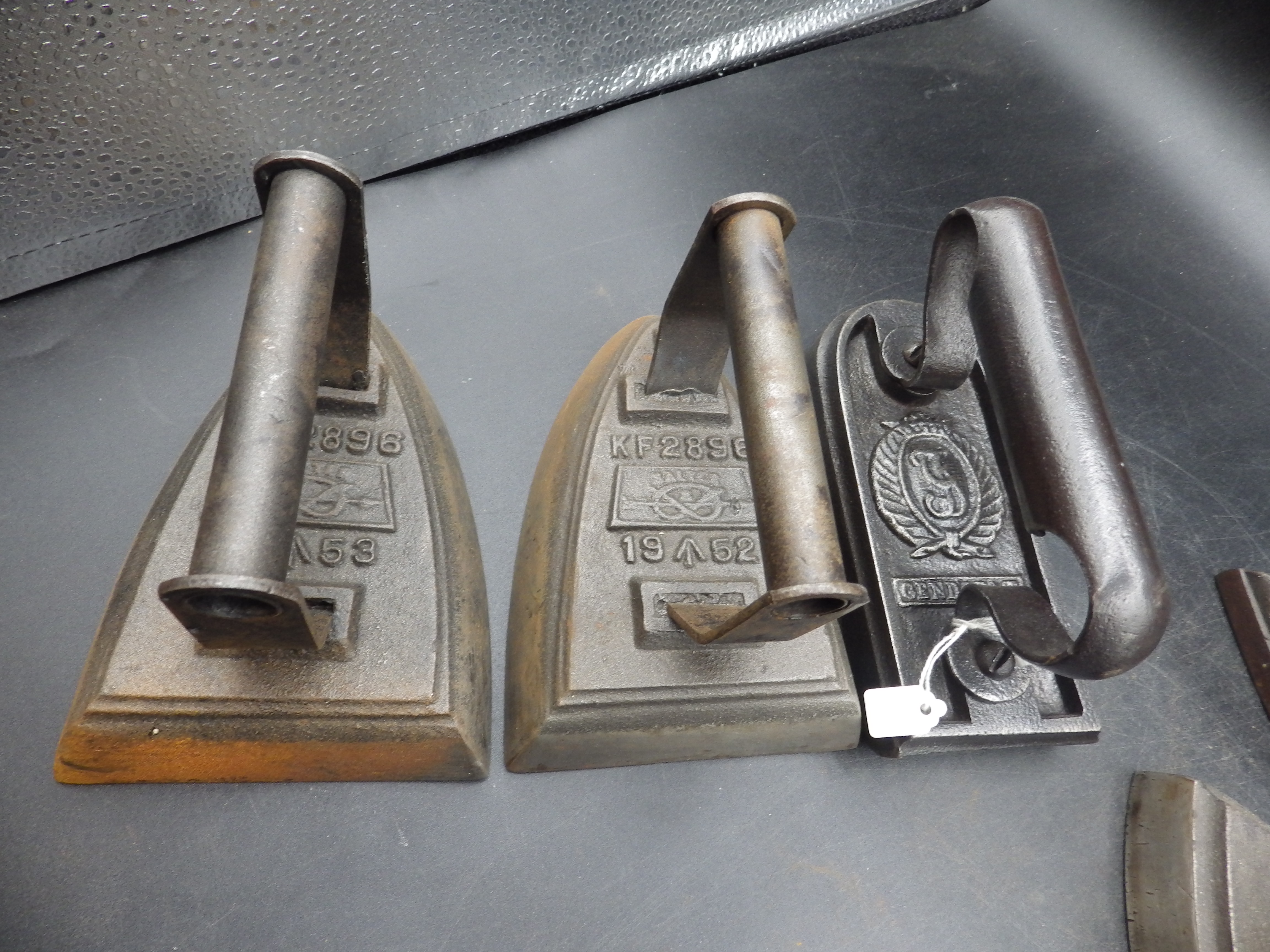 7 assorted flat/sad irons to include Jardinier no.4, Helvetia, Gendarme, Hardings patent safety grip - Image 2 of 4