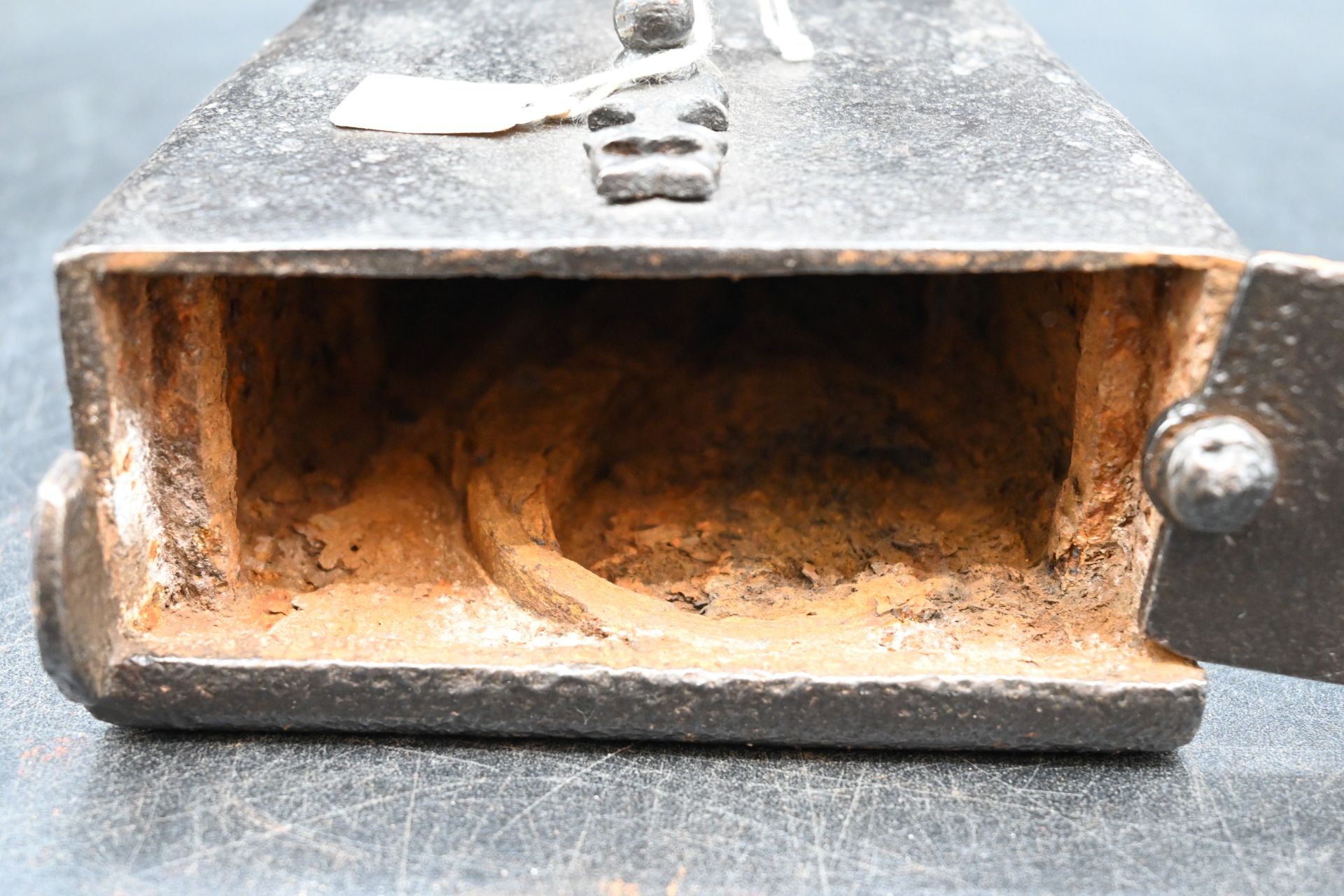 Vintage box iron with metal handle and slug - Image 4 of 5