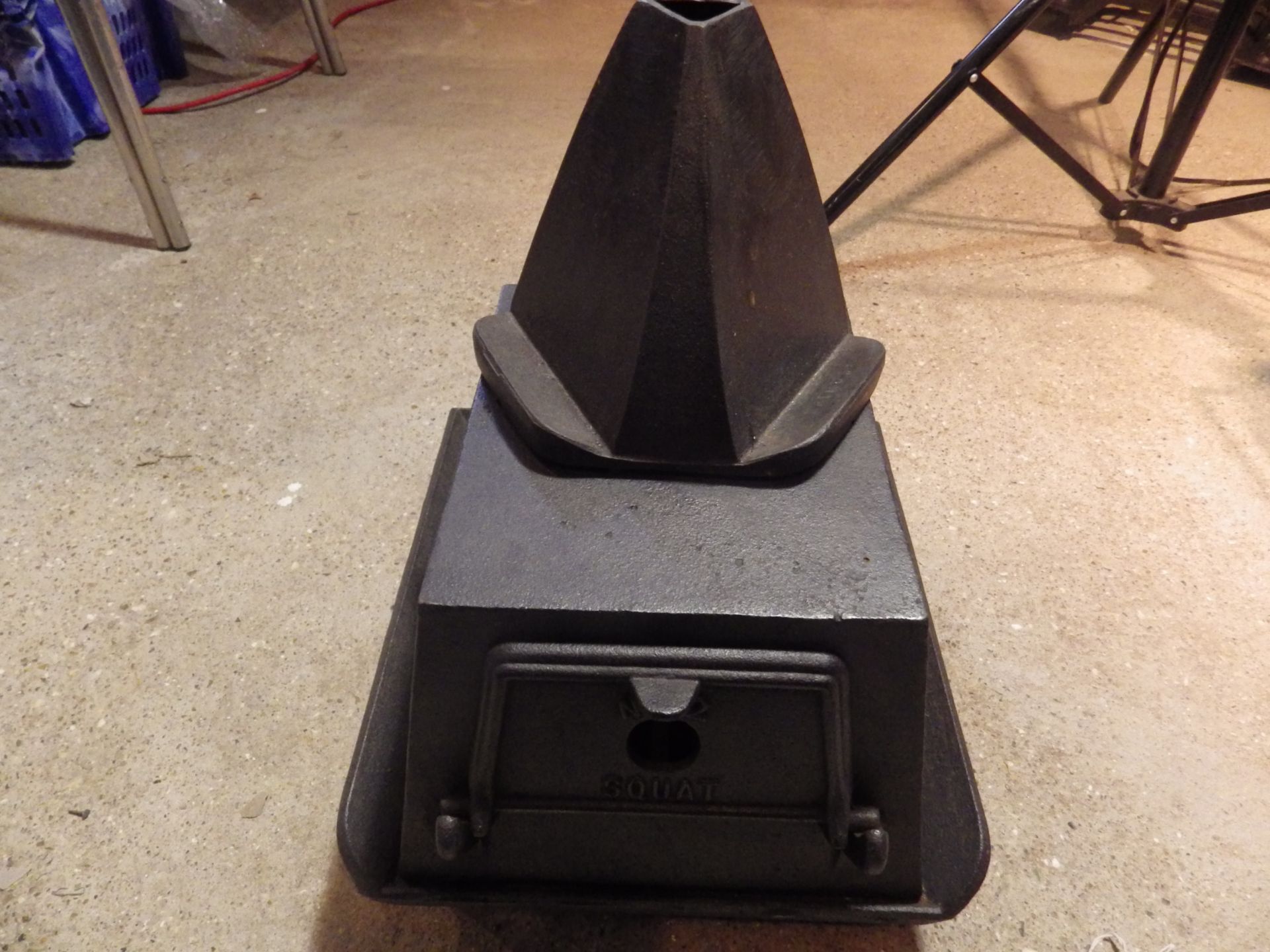 No.2 Squat cast iron stove with grate and hinged door and chimney flue stand rest for 3 irons - Image 4 of 4