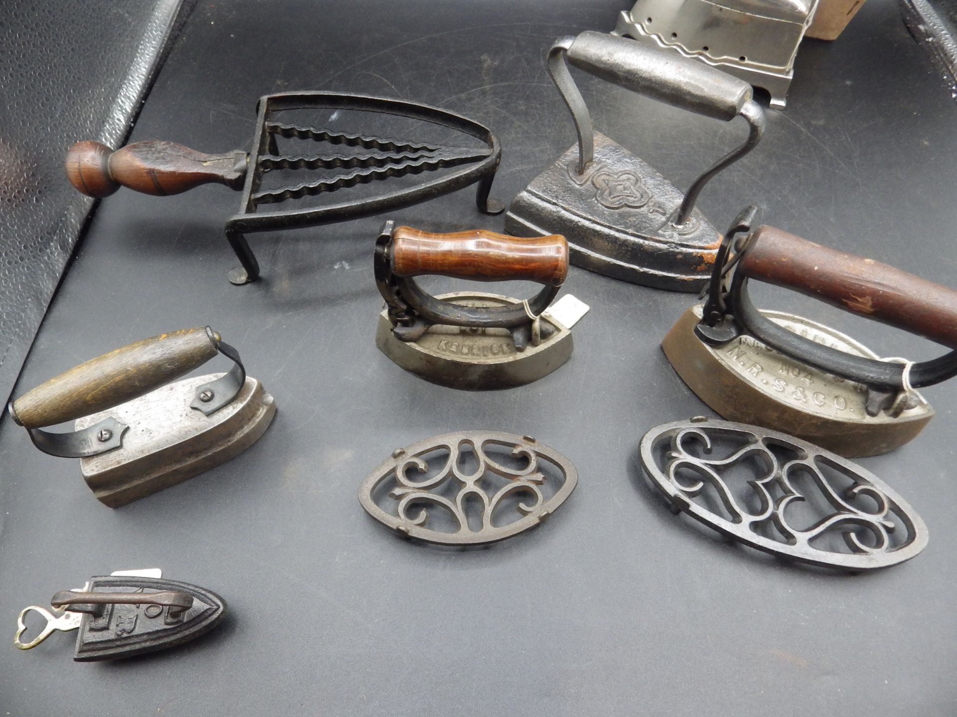 5 assorted flat/sad irons to incl Kendrick No.1 lace iron, N R S & Co Sensible No 4 iron made in the - Image 5 of 7