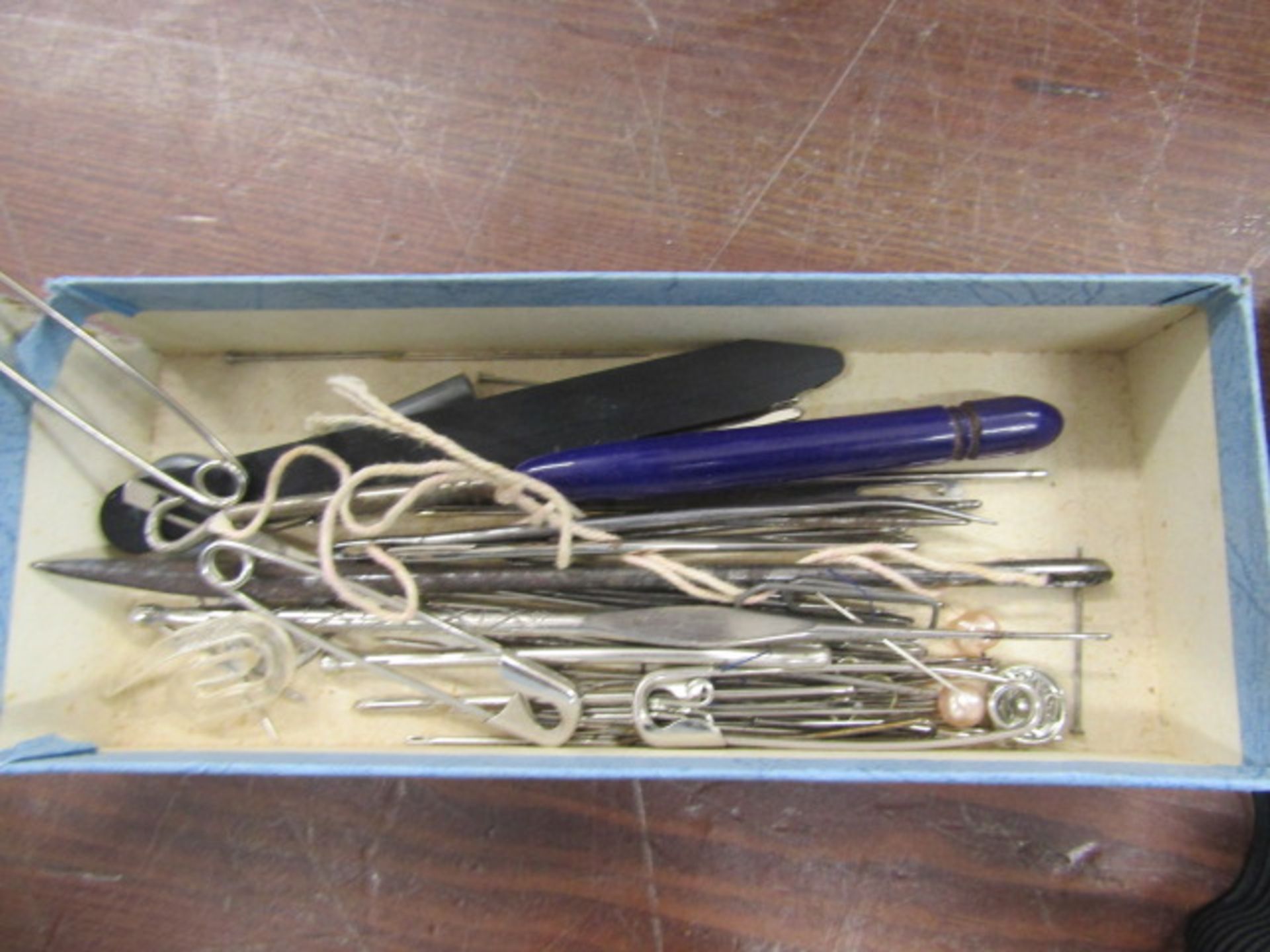 Collection of vintage and antique sewing implements - Image 3 of 19