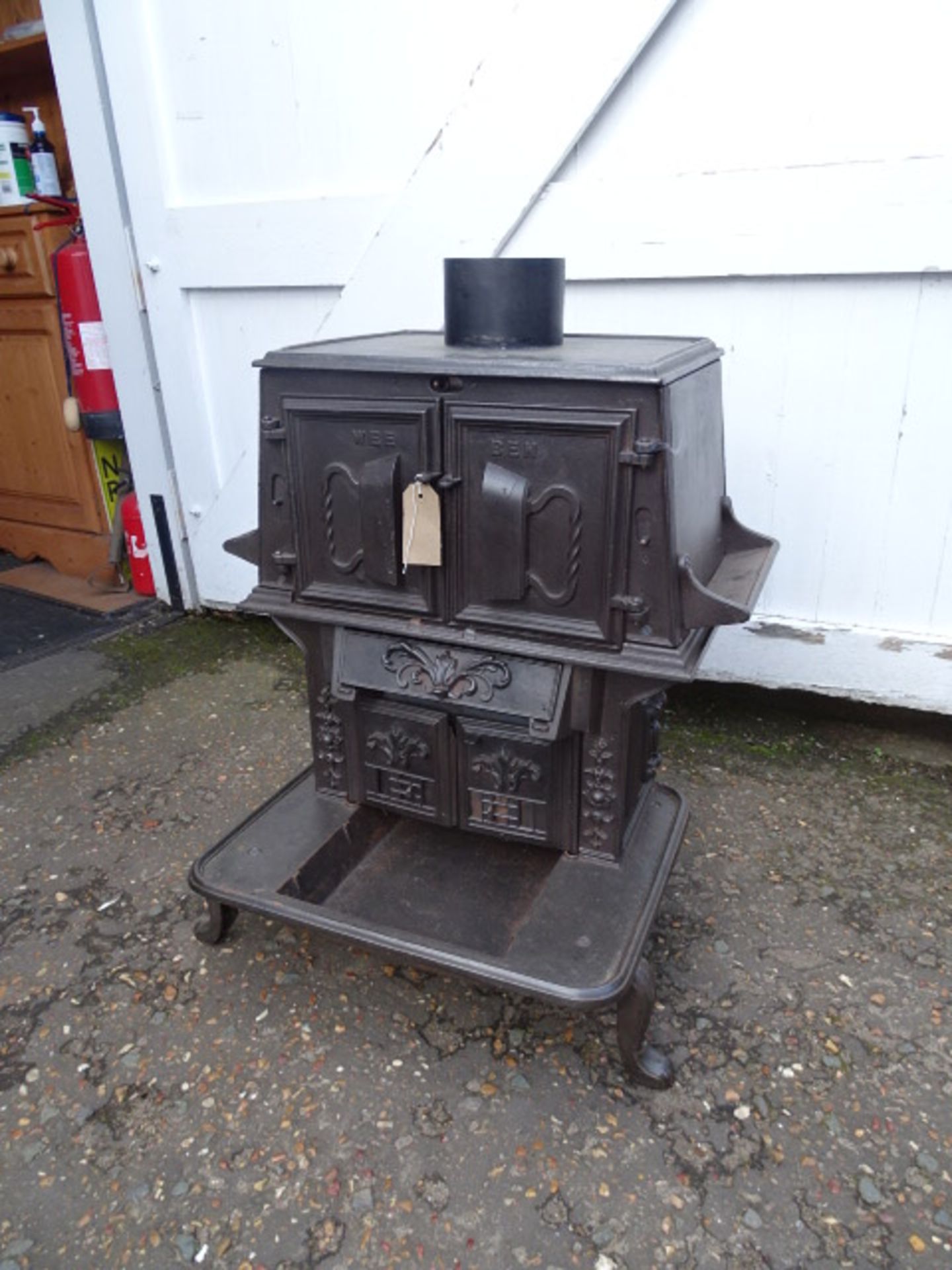 The Wee Ben tailors cast iron laundry stove with ornate door decorations incl two tailor goose irons - Image 8 of 10