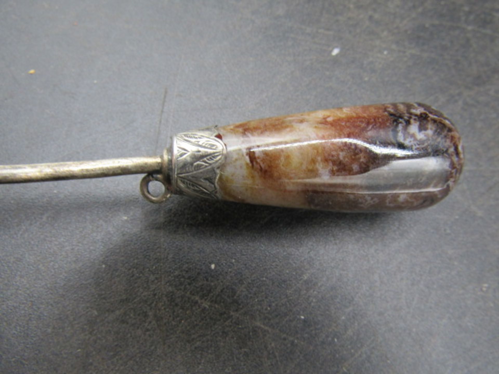 A silver grouse foot and a hat pin white metal collar - Image 2 of 3