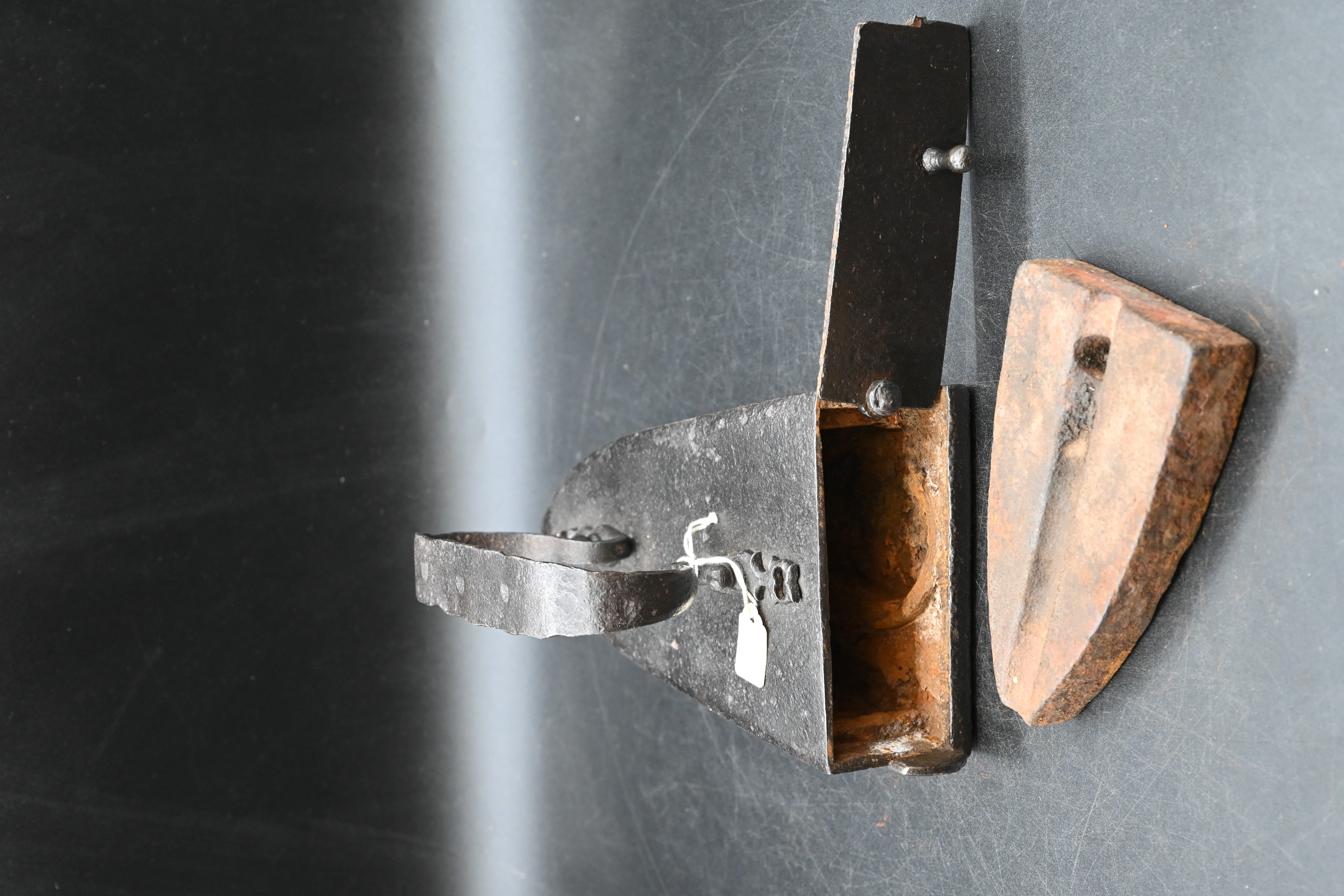 Vintage box iron with metal handle and slug - Image 3 of 5