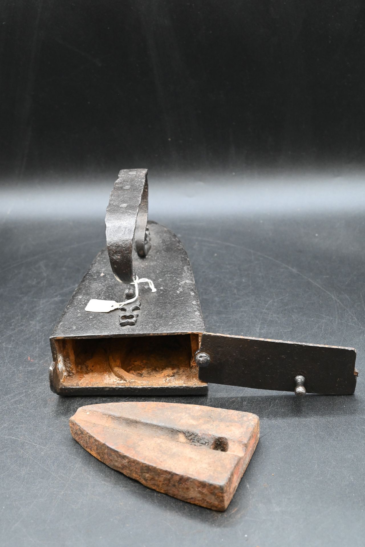 Vintage box iron with metal handle and slug - Image 3 of 5