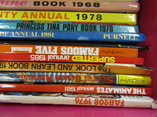 2 crates childrens annuals and books - Image 2 of 7