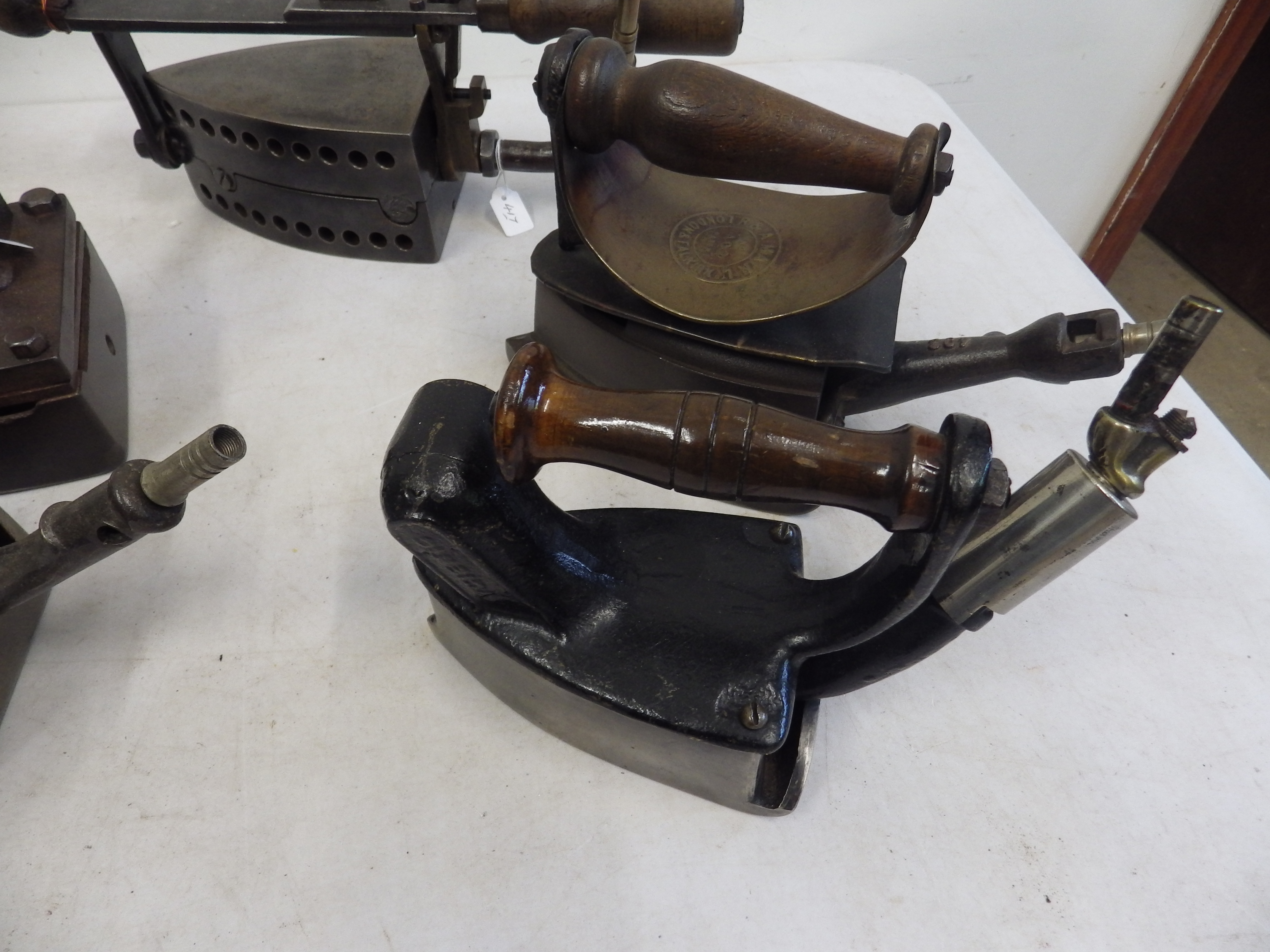 8 assorted gas irons to incl 2 x turn over gas irons, Brittania patent 238701/24, Izot? patent - Bild 5 aus 5