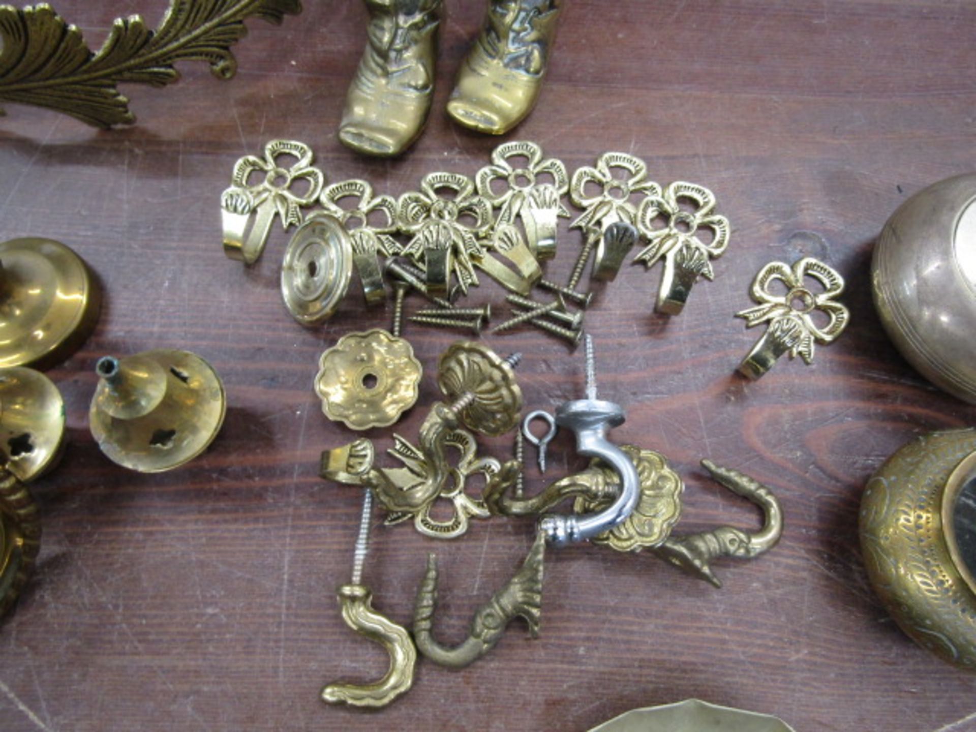 A brass telescope and various brass wares inc curtain tie backs, drawer furniture etc - Image 3 of 9