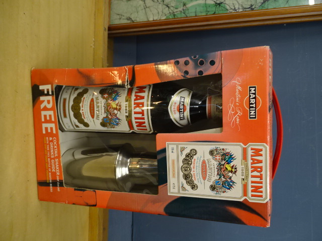 Mixed alcohol lot to include Martini with shaker, brandy, wine and miniatures etc - Image 6 of 7