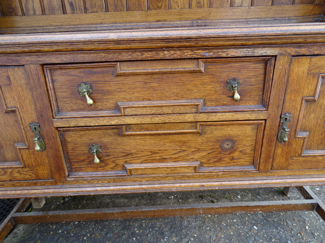 Oak Arts & Crafts style dresser H192cm W153cm D54cm approx - Image 4 of 4