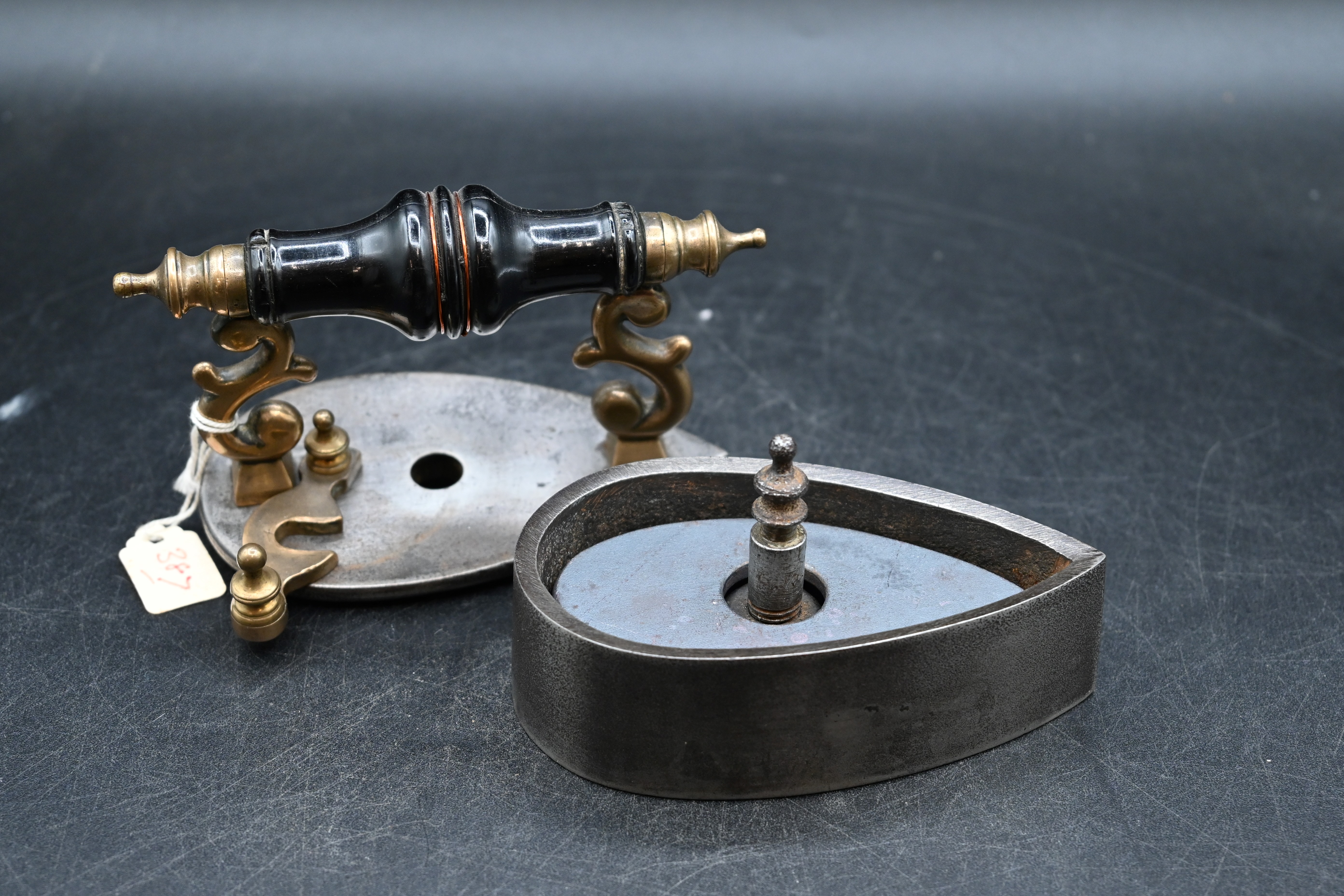 Small teardrop shaped box iron with brass castings, brass scroll posts and turned ebony handle - Bild 2 aus 4