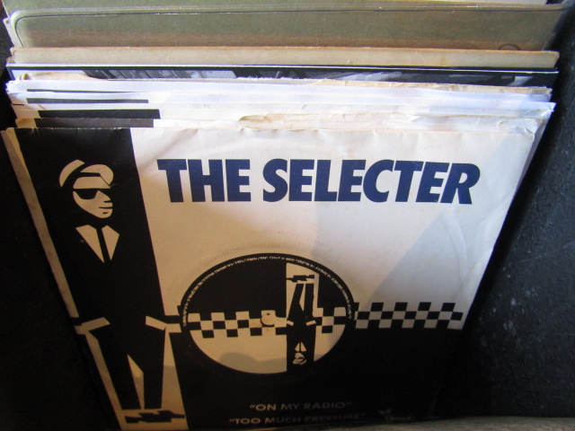 A collection of single 45's to inc Ska, Rock etc  many not in original sleeves - Bild 4 aus 48