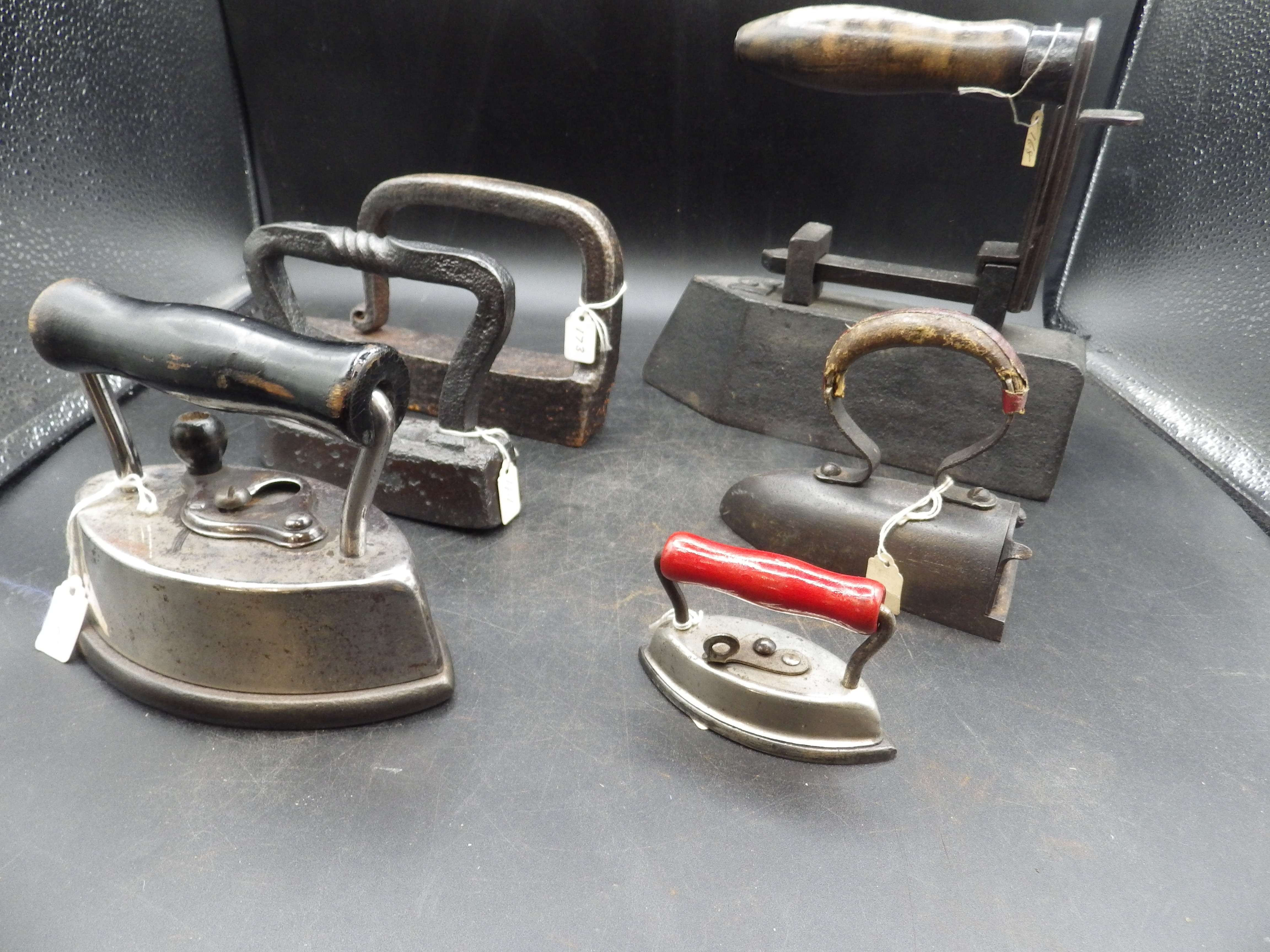 6 assorted irons to include tailor goose irons incl one old hand forged iron, box iron with slug and - Image 2 of 2