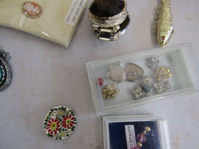 Costume jewellery inc Australian Opal earrings, quartz pendants etc etc - Image 20 of 26