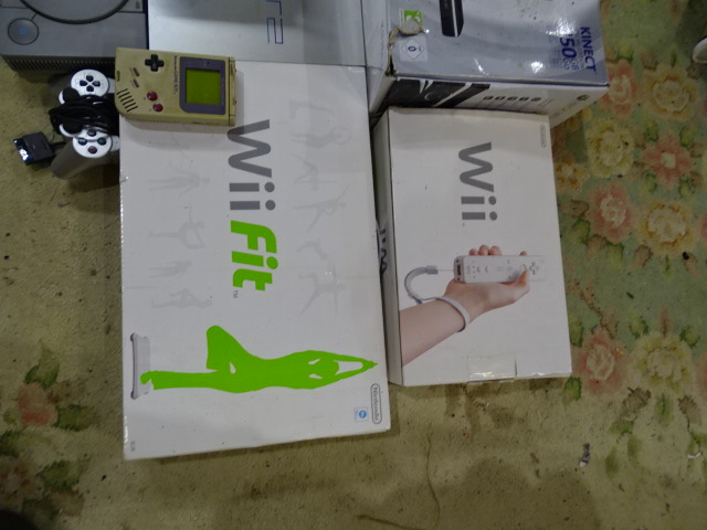 Vintage Nintendo Gameboy, Nintendo Wii, Boxed XBOX 360 with Kinect, Sony Playstation consoles and - Image 7 of 12