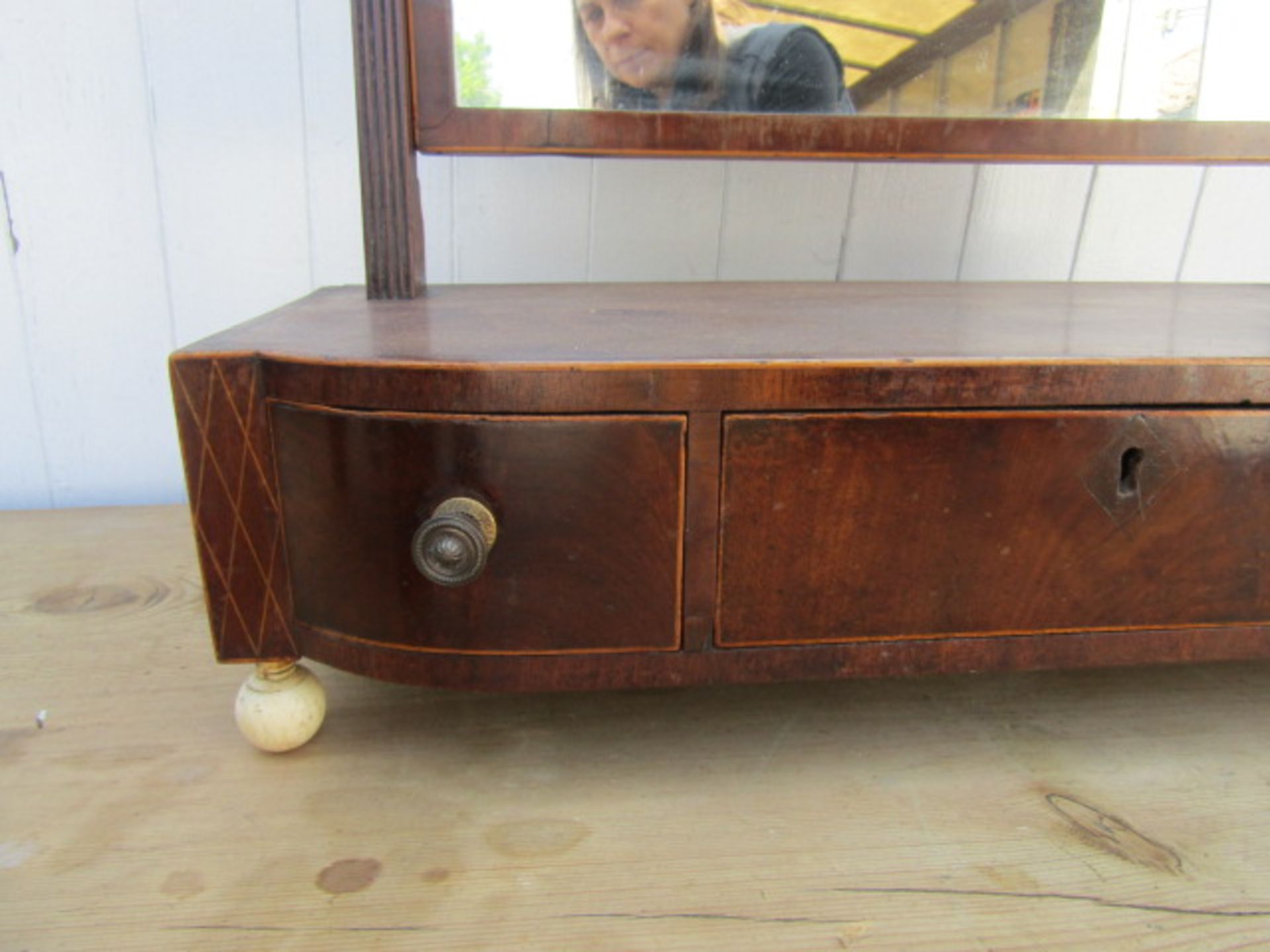 A vanity mirror with inlaid detail, porcelain feet and key - Image 5 of 6