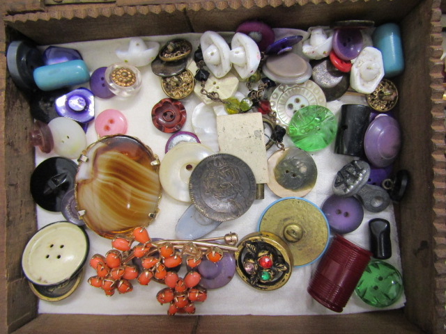 vintage sewing boxes with contents inc hatpins and small jade? dog - Image 8 of 19