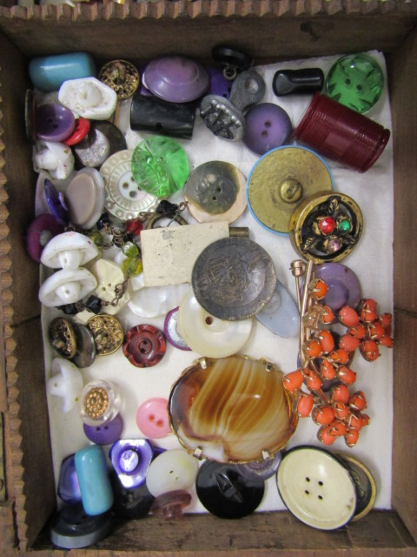 vintage sewing boxes with contents inc hatpins and small jade? dog - Image 8 of 19