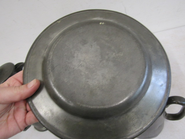 Old pewter tankards and dish - Image 7 of 7