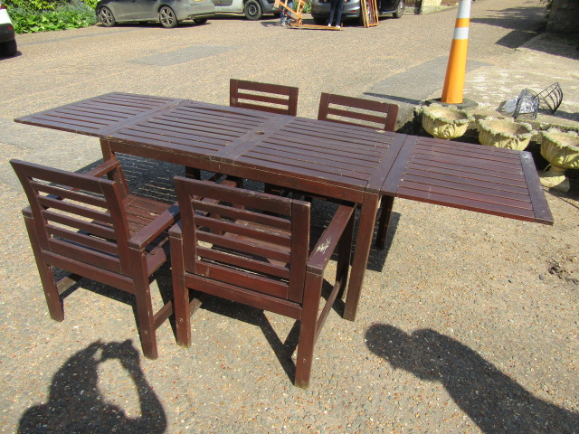 Extending garden table and 4 chairs