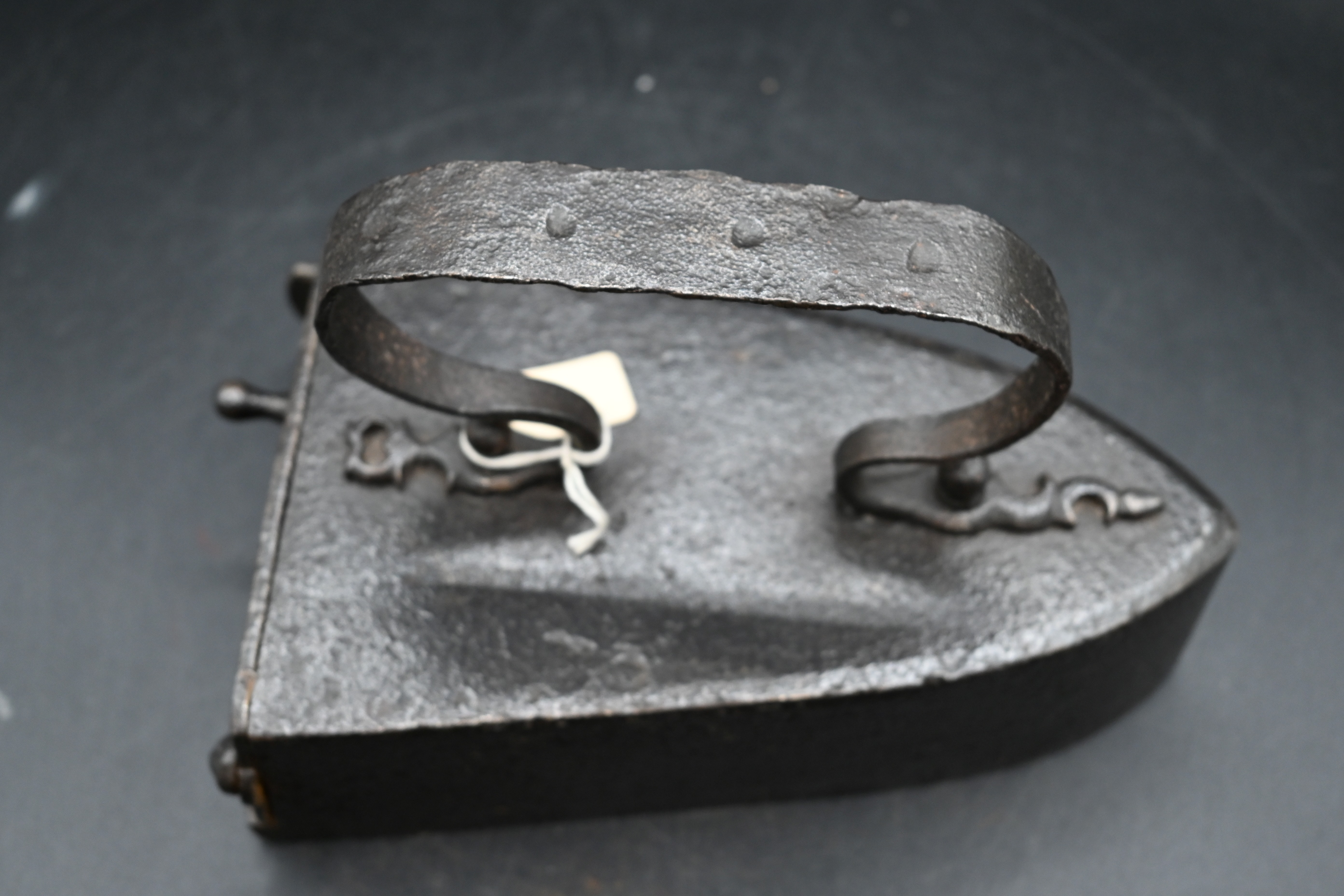 Vintage box iron with metal handle and slug - Image 5 of 5