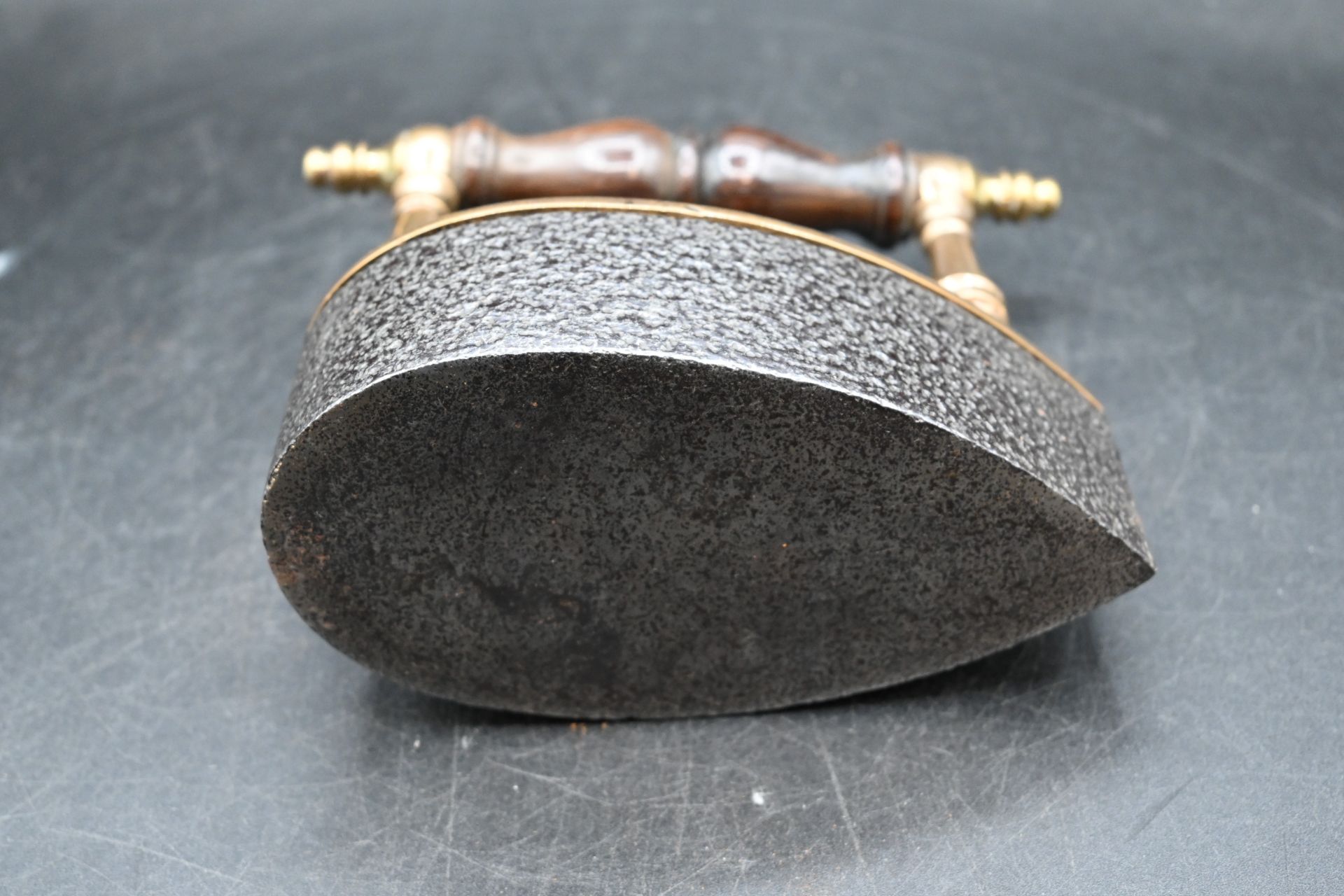 Scottish teardrop shaped box iron with brass lid and castings and turned wood handle with slug, - Image 5 of 5