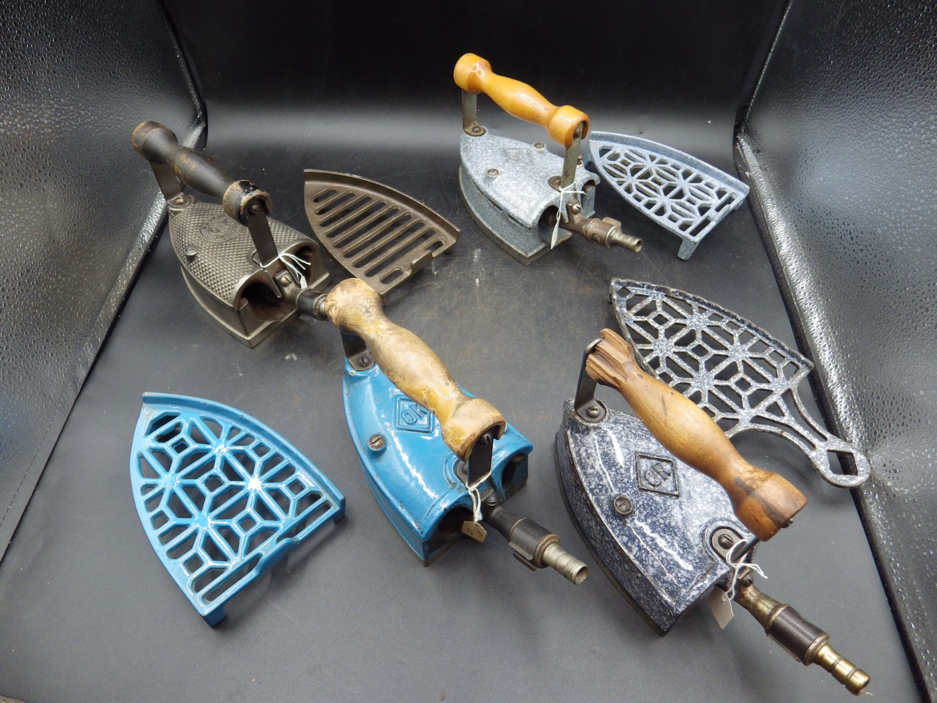 8 assorted OK gas irons etc, 6 enamel, 4 with trivets - Image 2 of 5