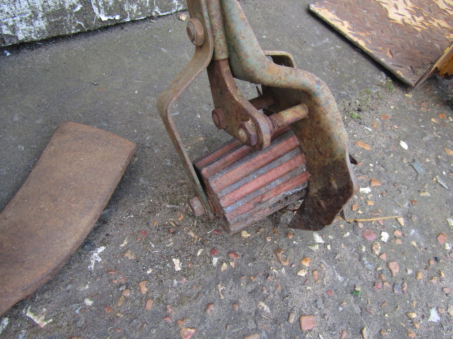 metal jerry can, lawn edger and axe - Image 3 of 4