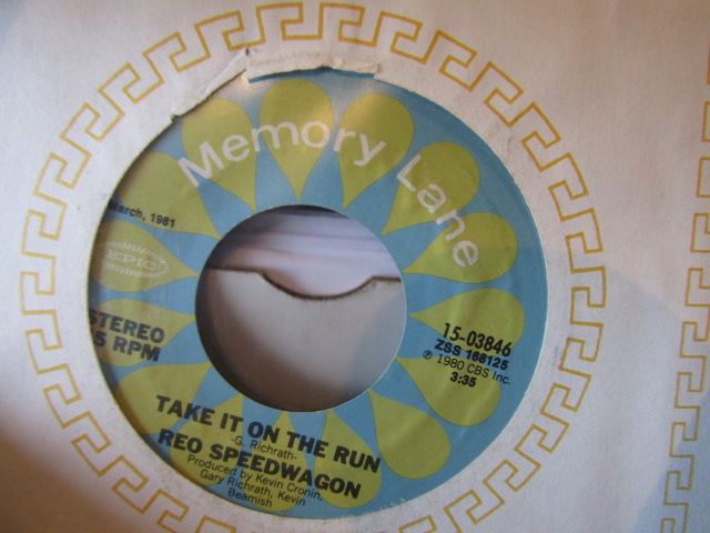 A collection of single 45's to inc Ska, Rock etc  many not in original sleeves - Bild 12 aus 48