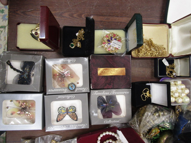Costume jewellery collection with display case and jewellery bags plus a Strattons compact - Image 2 of 9