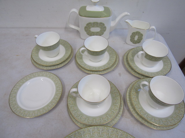 Royal Doulton 'Sonnet' part tea set- 6 dinner plates, 6 saucers, 5 cups, milk jug and sugar bowl - Image 2 of 3