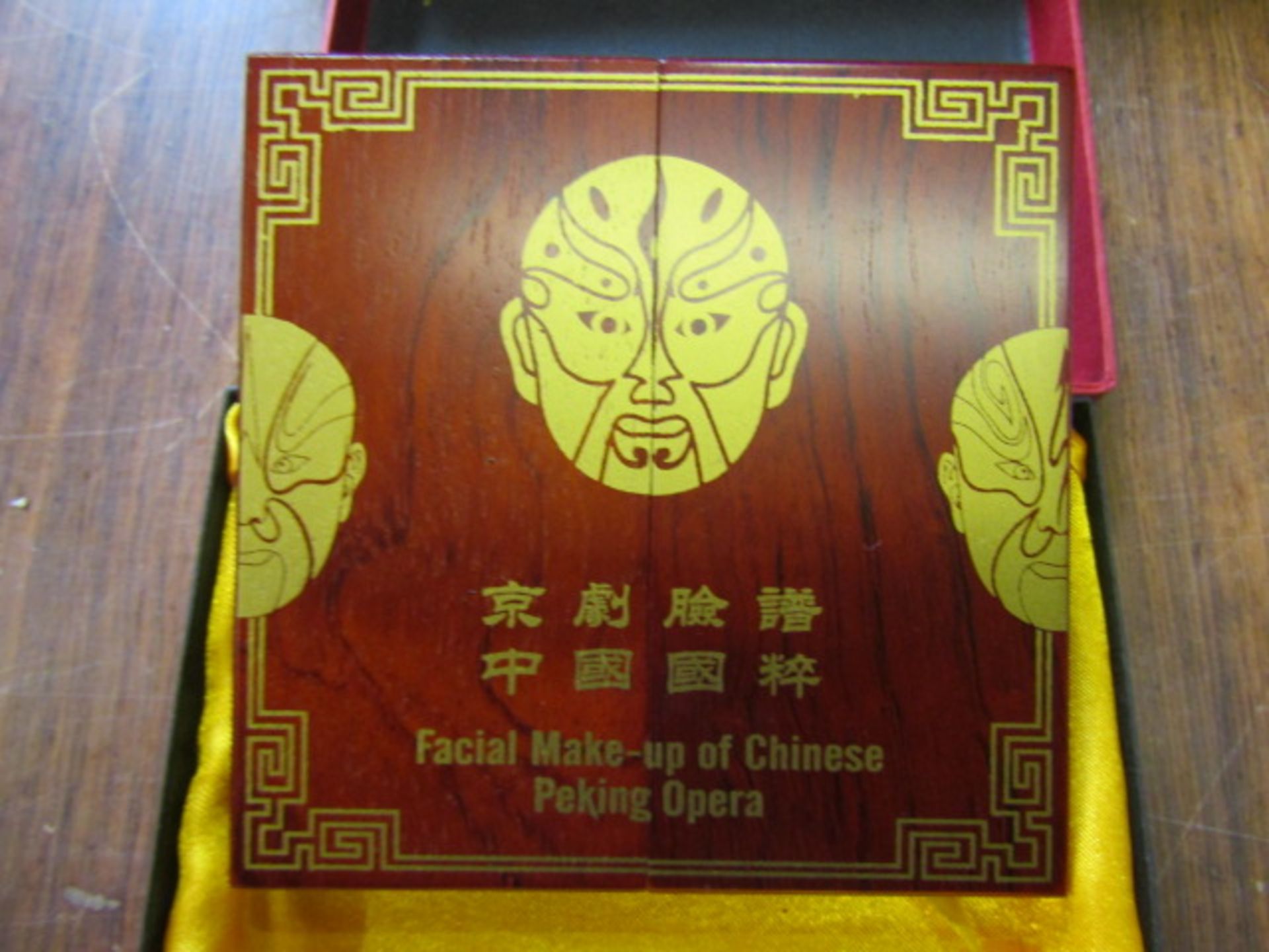 Display of the facial make-up of Chinese Peking Opera in 24k gold finish and enamel detail in wooden - Image 3 of 4