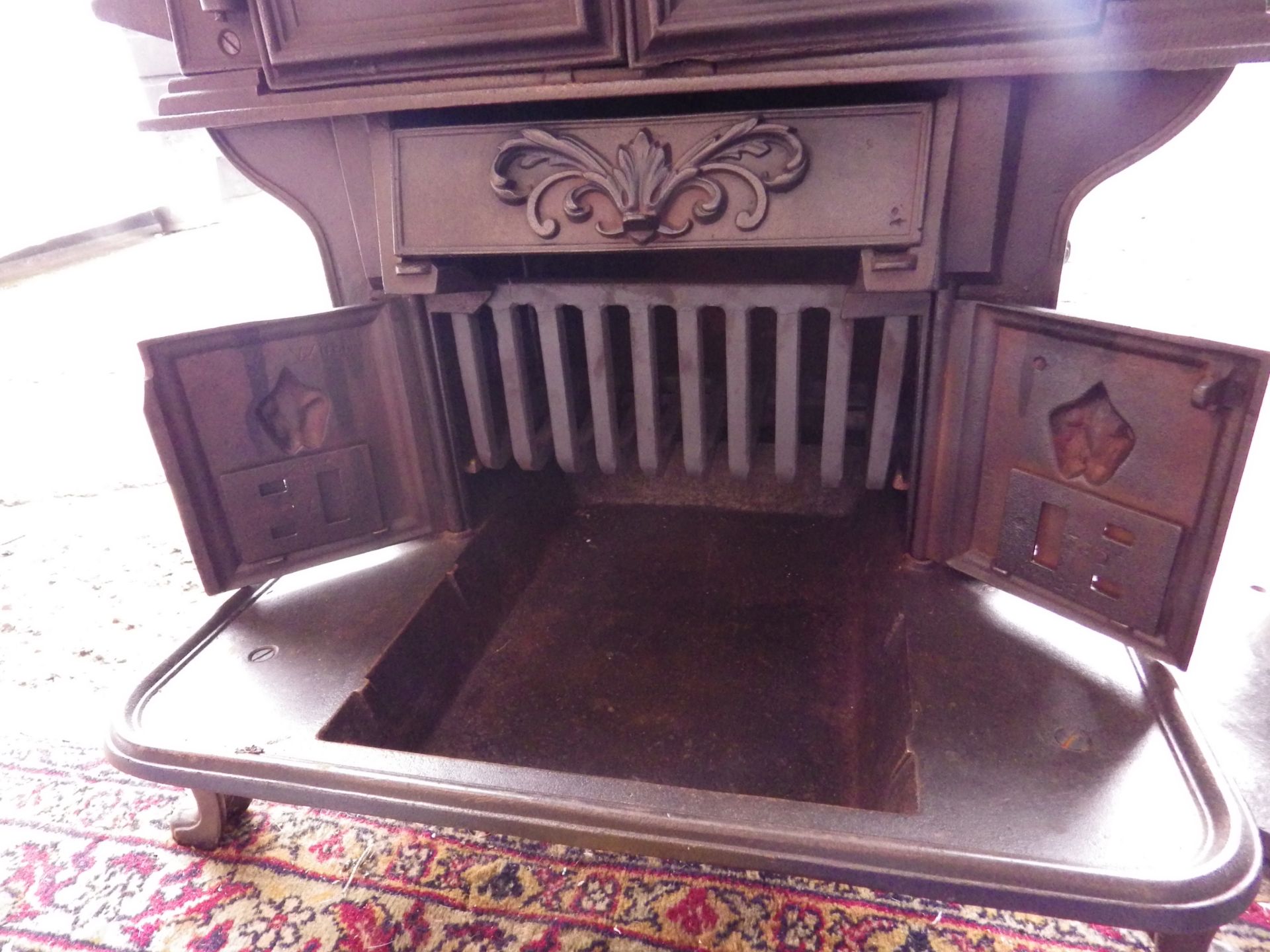 The Wee Ben tailors cast iron laundry stove with ornate door decorations incl two tailor goose irons - Image 7 of 10